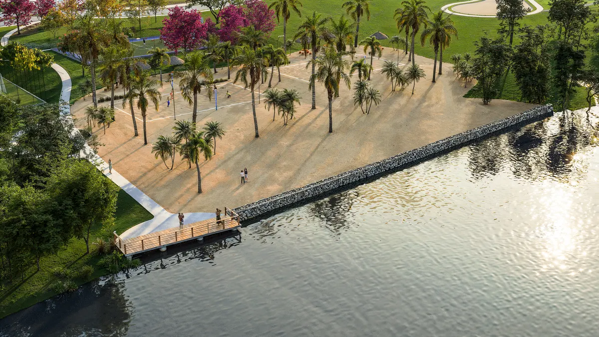 Lago do Relíquia com área de areia e quadras à beira d'água