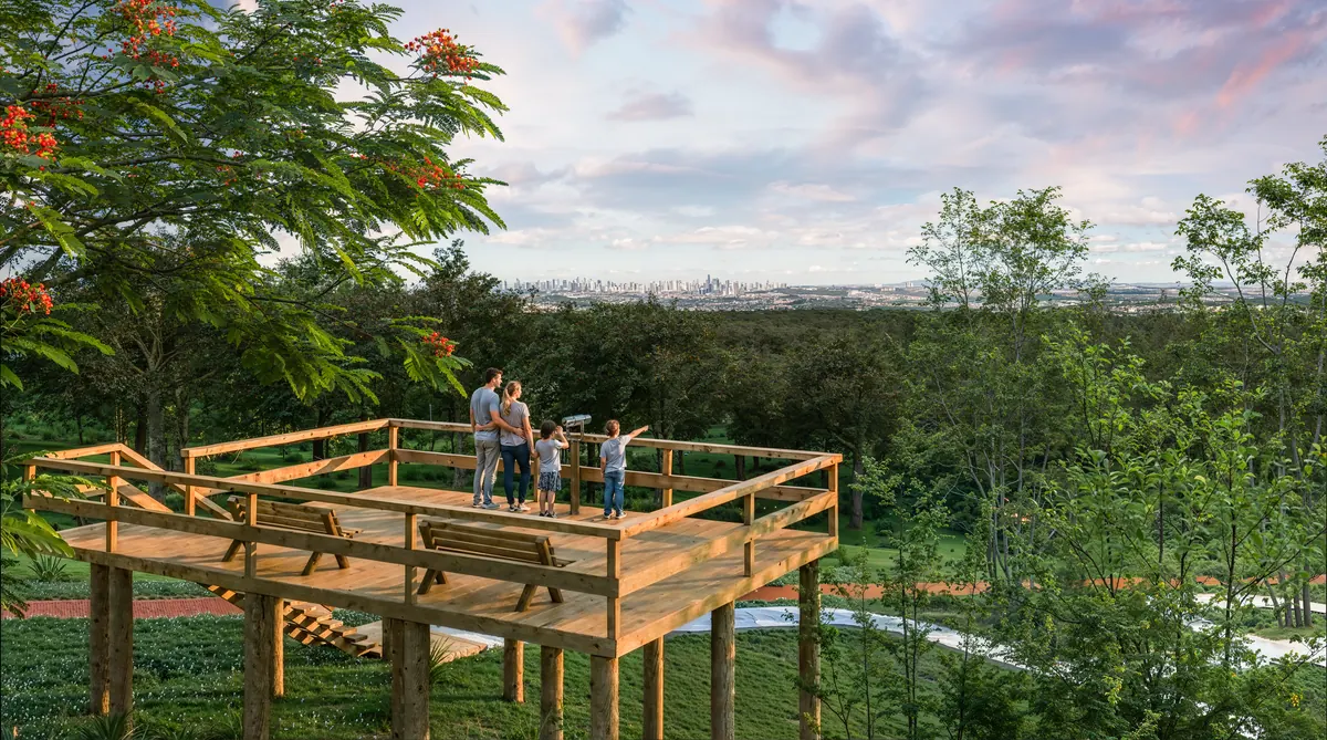 Família no mirante, com Goiânia ao fundo